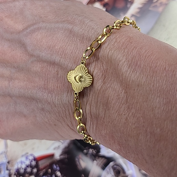 Gold Bracelet Brand New Clover Heart European Design Contemporary Fashion Style - Picture 4 of 4